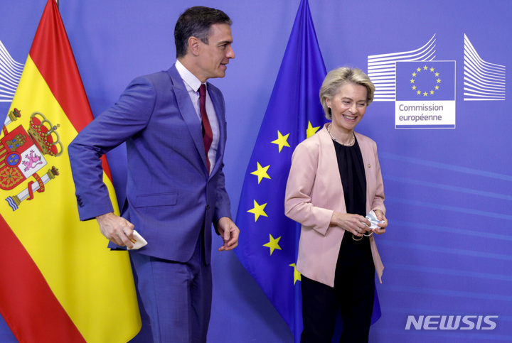 [AP/뉴시스] 21일 EU의 폰데어라이엔 집행위원장(오른쪽) 정상회의 참석차 브뤼셀 본부에 도착한 스페인의 페드로 산체스 총리를 맞이하고 있다 