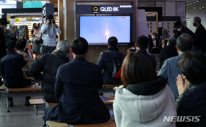 [서울=뉴시스] 백동현 기자 = 대한민국 최초의 저궤도 실용위성 발사용 로켓 '누리호'가 발사된 21일 오후 서울역 대합실에서 시민들이 TV로 방송을 시청하고 있다. 2021.10.21. livertrent@newsis.com