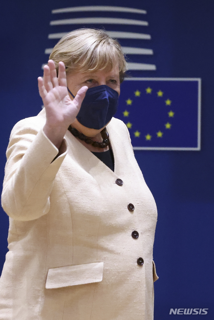 [브뤼셀=AP/뉴시스]앙겔라 메르켈 독일 총리가 21일(현지시간) EU 정상회의장에 도착해 인사하고 있다. 2021.10.21.