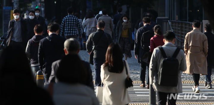 [서울=뉴시스] 조수정 기자 = 때이른 추위가 계속되고 있는 지난 22일 오전 서울 종로구에서 시민들이 두꺼운 옷차림을 하고 출근길 발걸음을 재촉하고 있다. 2021.10.22. chocrystal@newsis.com