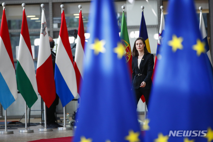 [브뤼셀(벨기에)=AP/뉴시스]산나 마린 핀란드 총리가 10월22일 벨기에 브뤼셀에서 열린 EU 정상회담에 참석하기 위해 도착하고 있다.  *기사 내용과 직접적 관련 없음. 2021.12.03