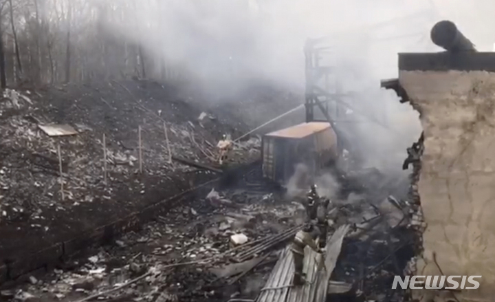 [AP/뉴시스] 러시아 비난사태 당국이 제공한 사진으로 22일 리아잔 지역의 화약 공장에서 폭발 및 화재가 발생했다