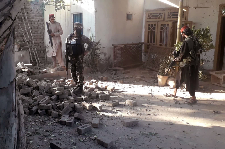 [카불=AP/뉴시스]23일(현지시간) 탈레반이 아프가니스탄 동부 도로변 폭탄 테러 현장을 조사하는 모습. *재판매 및 DB 금지