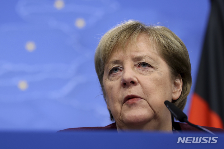 [브뤼셀(벨기에)=AP/뉴시스] 앙겔라 메르켈 독일 총리가 지난 22일(현지시간) 벨기에 브뤼셀에서 열린 유럽연합 정상회의 후 기자회견 하고 있다. 2021.10.26.