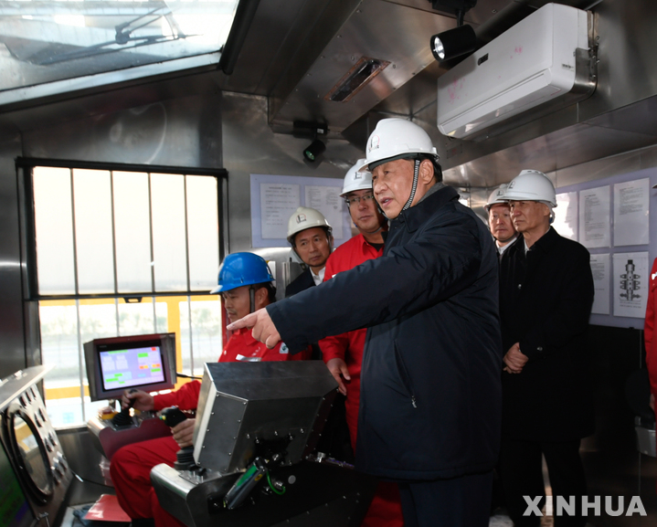 [지난=신화/뉴시스] 시진핑 중국 국가주석이 21일 산둥성 둥잉시에 있는 성리유전을 찾아 시추 장비와 시설을 둘러보고 있다. 2021.10.24 