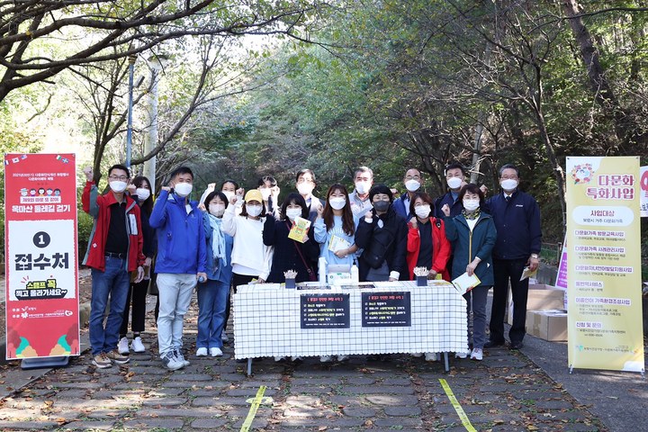 옥마산 둘레길 걷기 참가자들과 김동일(뒷줄 오른쪽 네번째 보령시장.(사진=보령시청 제공) *재판매 및 DB 금지
