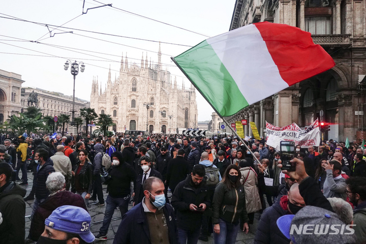 [AP/뉴시스] 23일 이탈리아 밀라노에서 직장에 들어가려면 백신접종의 '그린 패스'가 있도록 한 조치에 강한 반대 시위가 열리고 있다