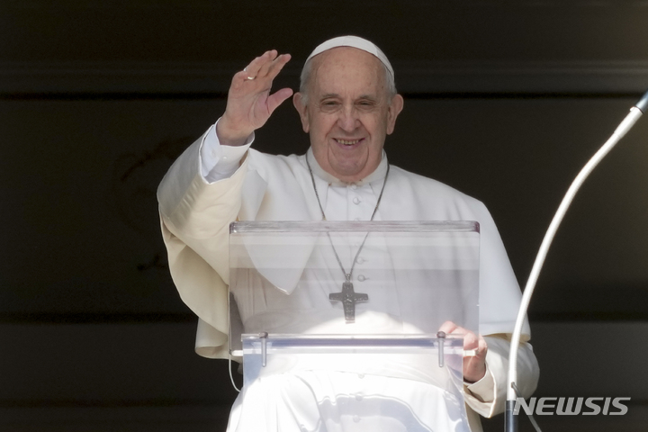 [바티칸=AP/뉴시스] 프란치스코 교황이 지난 24일(현지시간) 바티칸 성베드로대성당에서 군중들을 축복하고 있다. 2021.10.28.