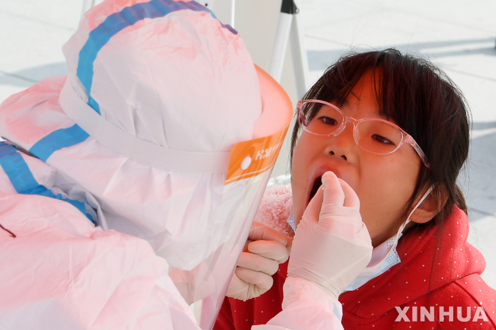 [란저우=신화/뉴시스] 중국 간쑤성 란저우 청관구에서 24일 어린이가 코로나19 검사를 받고 있다. 2021.10.24 
