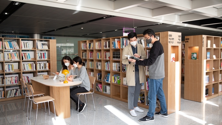 LG전자가 최근 서울 서초구에 위치한 서초R&D캠퍼스에 다양한 도서들이 채워진 소규모 복합문화공간 ‘리브르 드 서초(Livre de Seocho)’를 열었다. LG전자 직원들이 '리브르 드 서초'를 이용하고 있다. *재판매 및 DB 금지