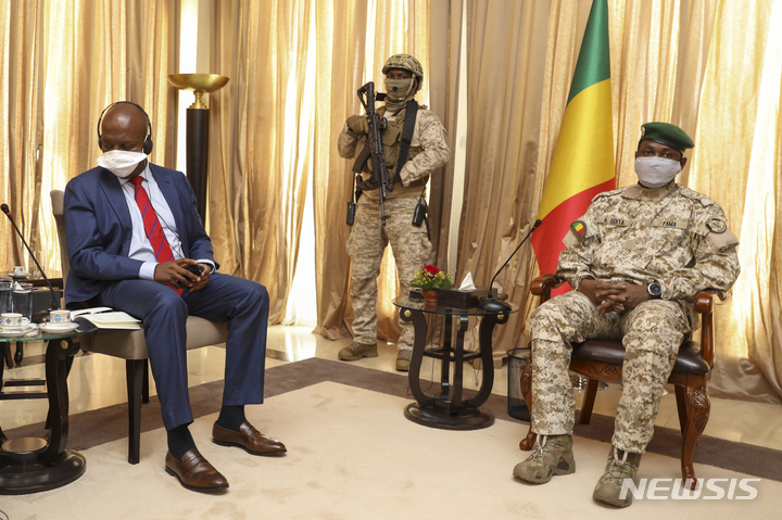 [바마코=AP/뉴시스] 지난 24일(현지시간) 말리 수도 바마코에서 임시 대통령인 아시미 고이타 대령(오른쪽)이 유엔주재 케냐 대사 마틴 키마니와 만나고 있다. 키마니 대사는 유엔 안전보장이사회 대표단을 이끌고 말리를 방문했다. 2021.10.26