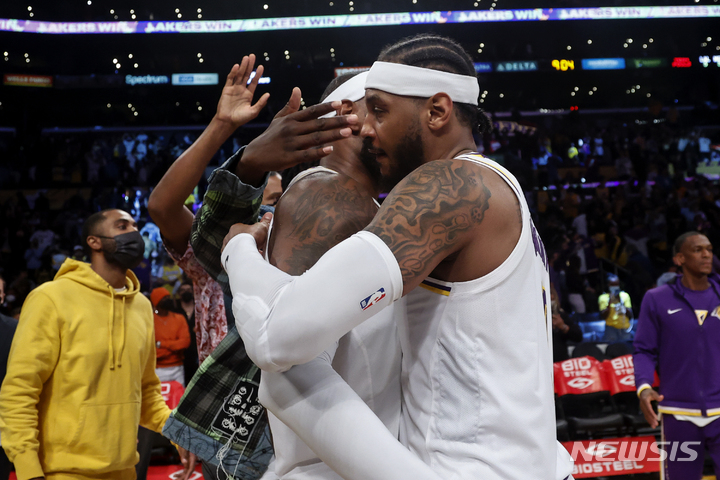 [로스앤젤레스=AP/뉴시스] 미국프로농구(NBA) LA 레이커스의 카멜로 앤서니(사진 오른쪽)와 르브론 제임스. 2021.10.25