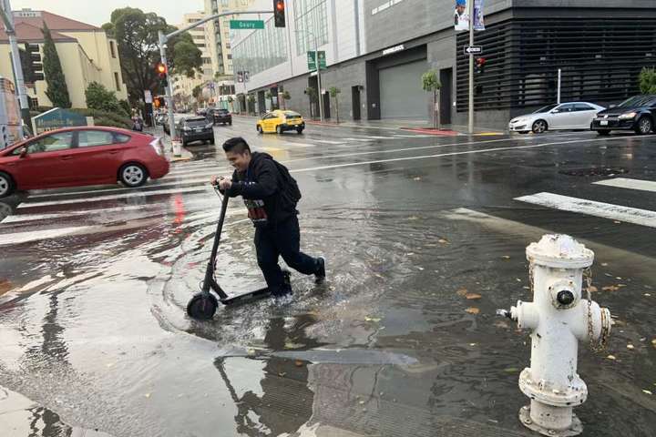 미국 샌프란시스코에서 한 시민이 집중 호우로 생긴 물웅덩이를 지나고 있다. *재판매 및 DB 금지