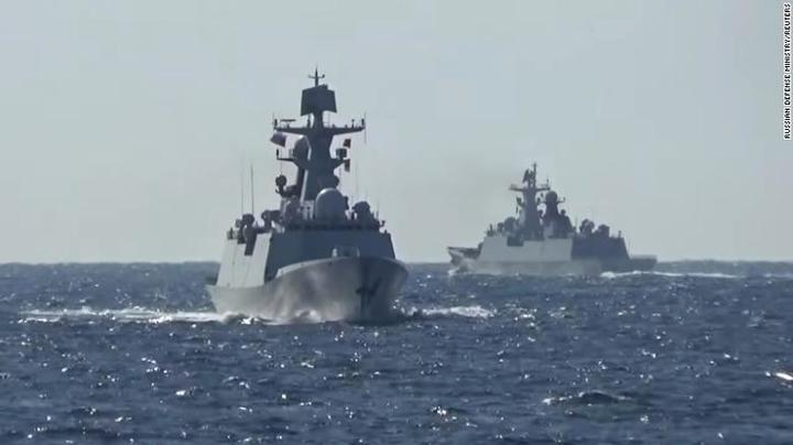[서울=뉴시스]중국과 러시아의 함정들이 지난주 서태평양 해상에서 공동 훈련을 하는 모습. 두 나라 함정 10척으로 구성된 함대가 쓰가루해협과 오스미해협을 통과했다. (출처=CNN 사진 캡쳐) 2021.10.25. *재판매 및 DB 금지