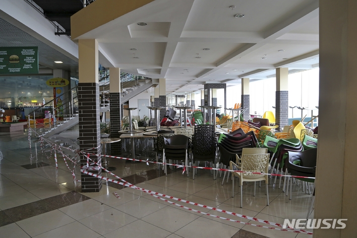 [AP/뉴시스] 25일 모스크바의 쇼핑몰 카페가 지역 영업금지로 폐쇄되어 있다 