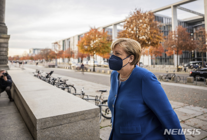 [베를린(독일)=AP/뉴시스] 앙겔라 메르켈 독일 총리가 25일(현지시간) 독일 베를린에서 소속당 CDU·CSU 마지막 회의에 참석하고 있다. 2021.10.26.