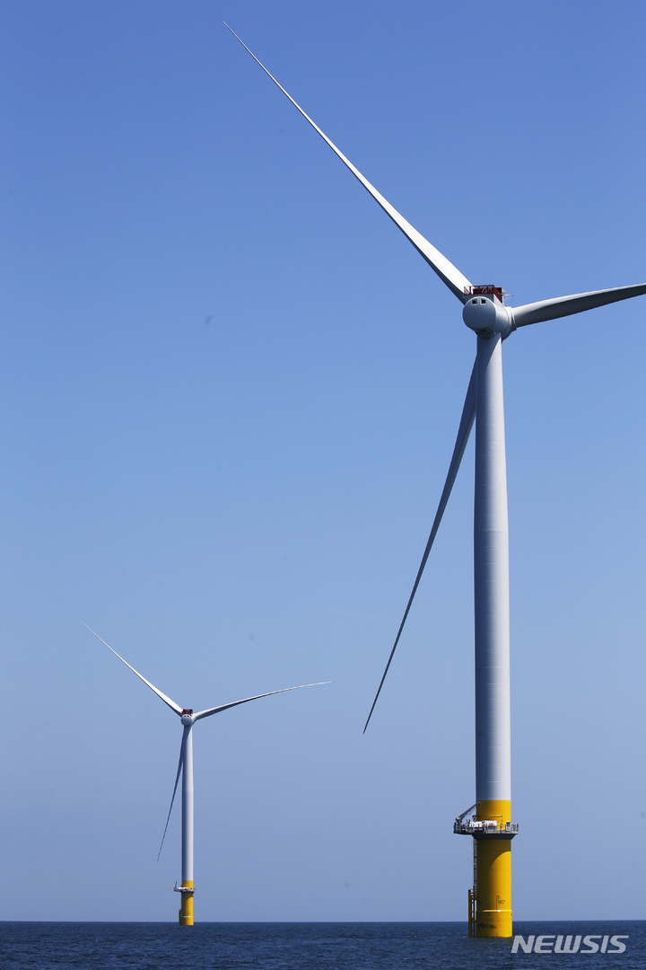 [버지니아(미국)=AP/뉴시스]미국 버지니아 비치 해안에 서 있는 두 대의 해상 풍력 발전 터빈. 2021.11.25.photo@newsis.com