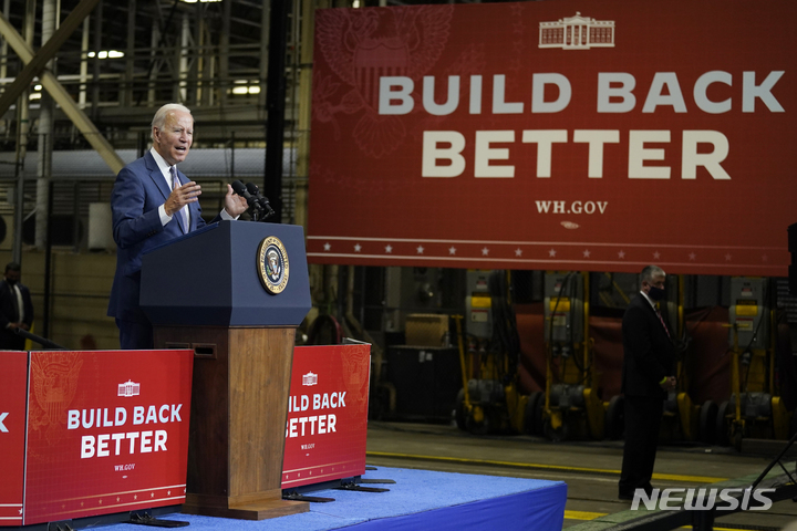 [커니=AP/뉴시스] 조 바이든 미국 대통령이 25일(현지시간) 미 뉴저지주 커니의 교통 정비 단지를 방문해 '더 나은 재건'(Build Back Better) 의제와 관련해 연설하고 있다. 바이든 대통령은 "미국을 세계에서 가장 발전한 나라로 재건하자"라며 초당적 인프라 법안과 사회복지성 지출 법안 통과를 강조했다. 2021.10.26.