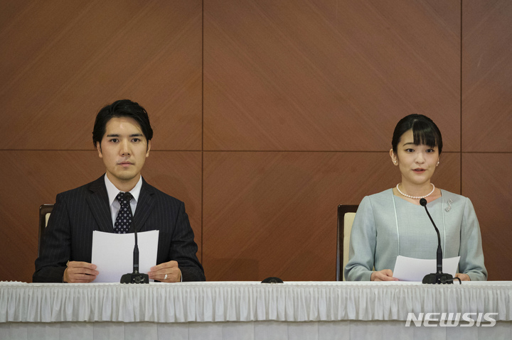 [도쿄(일본)=AP/뉴시스]일본의 마코(眞子·29) 공주(오른쪽)가 약혼자 고무로 케이(小室圭·29)가 26일 결혼한 후 도쿄의 한 호텔에서 기자회견을 가지고 있다. 2021.10.26.