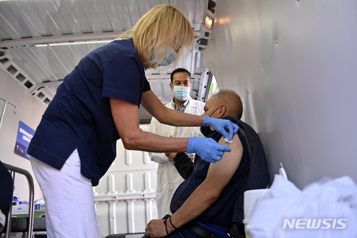 [테살로니키(그리스)=AP/뉴시스] 그리스 북부 테살로니키 한 의료기관에서 한 남성이 지난 10월26일(현지시간) 코로나19 백신을 맞고 있다. 2021.120.02.