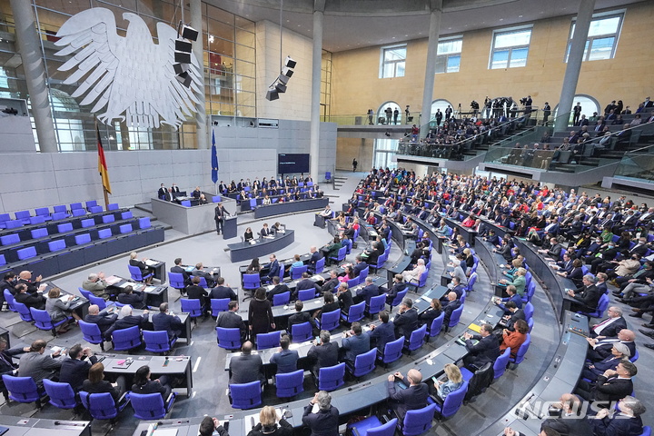 [베를린(독일)=AP/뉴시스] 독일 연방하원이 지난 26일(현지시간) 본회의를 열어 공식 출범하고 있다. 2021.10.28.