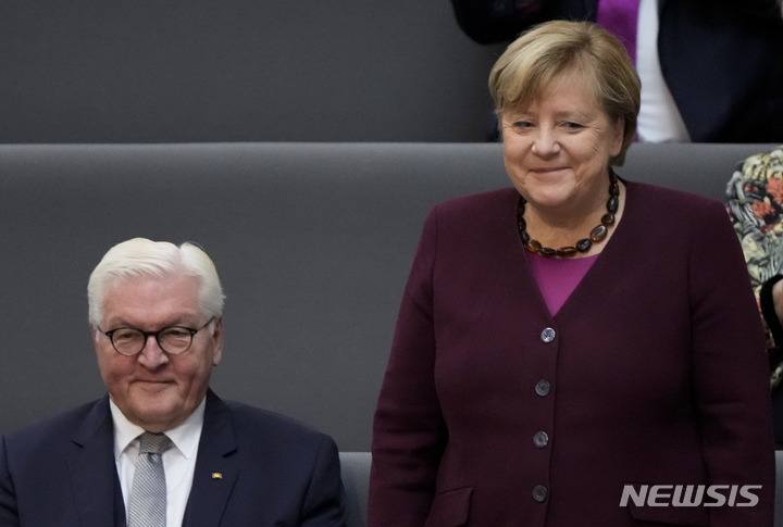 [베를린(독일)=AP/뉴시스] 앙겔라 메르켈 독일 총리가(오른쪽) 26일(현지시간) 프랑크발터 슈타인마이어 대통령과 함께 제20대 독일 연방하원 첫 본회의에 참석하고 있다. 2021.10.27.