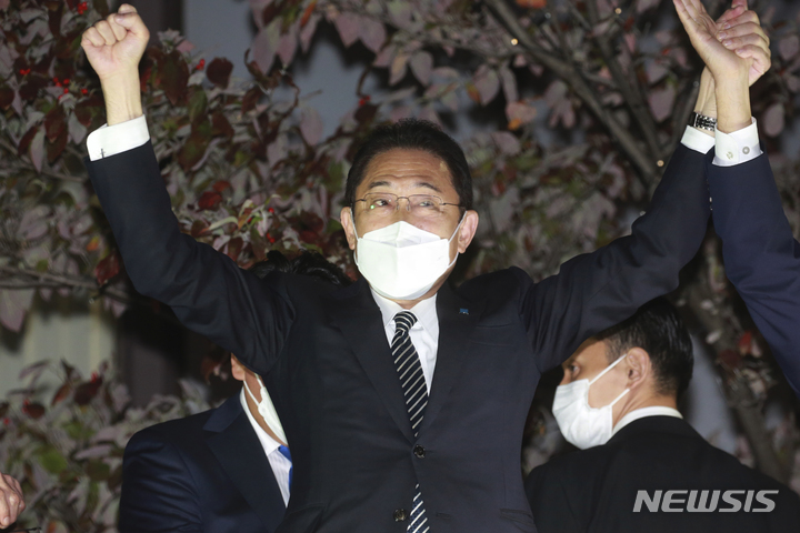 [도쿄(일본)=AP/뉴시스]기시다 후미오 일본 총리가 지난 26일 도쿄에서 선거 유세 연설에 나서 손을 들어보이고 있다. 그는 집권 자민당의 총재로 오는 31일 중의원 선거를 앞두고 있다. 2021.10.27.
