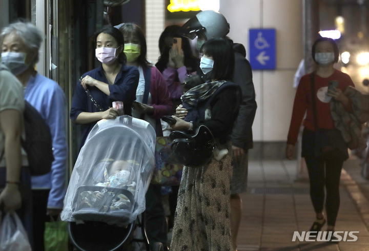 [타이베이=AP/뉴시스] 대만 수도 타이베이 시내에서 26일 코로나19 예방을 위해 마스크를 착용한 시민들이 보도를 걷고 있다. 2021.10.27  
