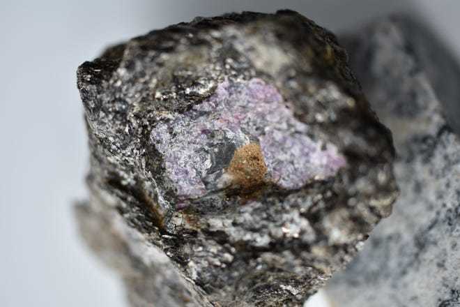 [서울=뉴시스]25억년전 지구상에 생명체가 존재했음을 보여주는 그라파이트가 포함된 루비 광석(출처=유에스에이투데이) 2021.10.26. *재판매 및 DB 금지