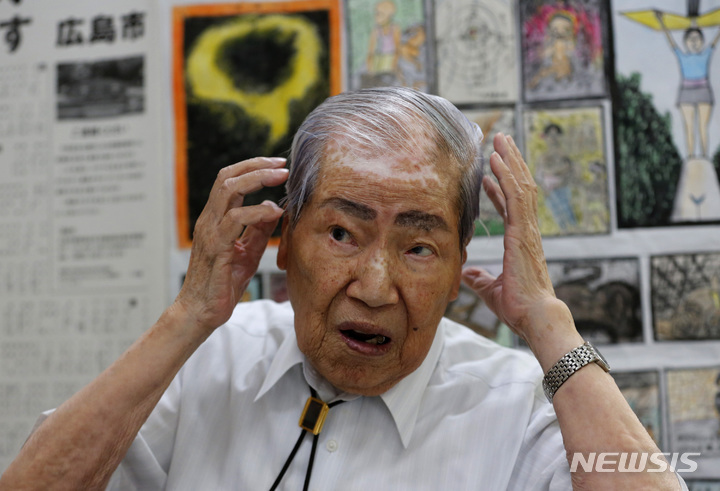 [히로시마/AP=뉴시스] 2013년 8월28일 일본 G히로시마(廣島)시에 있는 자신의 사무실에서 인터뷰하고 있는 쓰보이 스나오(坪井直) 일본 원수폭피해자단체협의회(피단협) 대표위원의 모습. 그는 지난 24일 96세 나이로 별세했다. 2021.10.28.