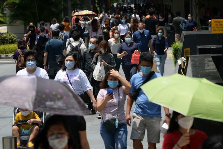 [서울=뉴시스]싱가포르 주민들이 마스크를 쓴 채 거리를 가득 채우고 있다.(출처=스트레이츠타임스) 2021.10.27. *재판매 및 DB 금지