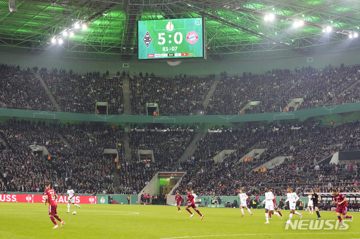 [묀헨글라트바흐(독일)=AP/뉴시스]바이에른 뮌헨은 28일(한국시간) 독일 묀헨글라트바흐의 보루시아 파크에서 열린 2021~2022시즌 독일축구협회(DFB) 포칼 32강전에서 묀헨글라트바흐에 0-5 대패를 당했다. 