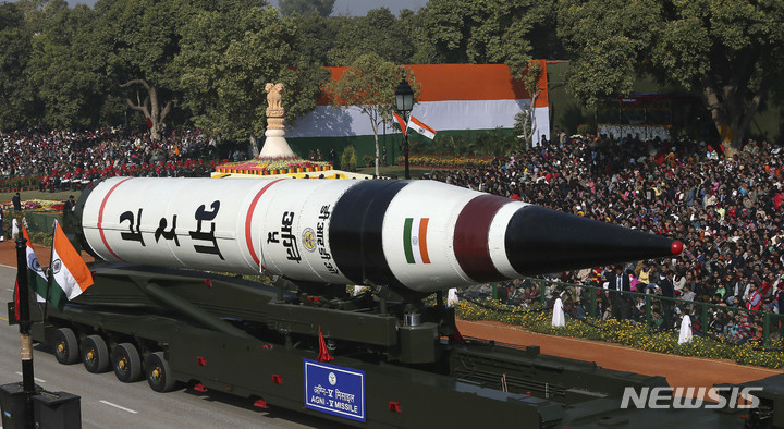 [뉴델리(인도)=AP/뉴시스]지난 2013년 1월26일 인도 뉴델리에서 열린 '공화국의 날' 퍼레이드에서 아그니-5 밋일이 선보이고 있다. 인도가 27일 중국과의 국경 긴장이 고조되고 있는 가운데 인도 동쪽 해안의 한 섬에서 사거리 5000㎞의 핵 탑재가 가능한 대륙간탄도미사일(ICBM)을 시험 발사했다. 2021.10.28