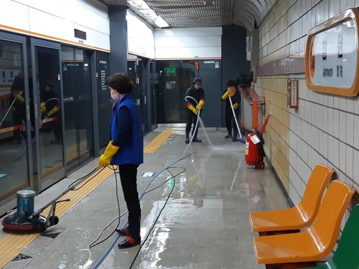 [서울=뉴시스] 지하역사 내에서 물청소하는 모습. (사진=뉴시스 DB). photo@newsis.com *재판매 및 DB 금지