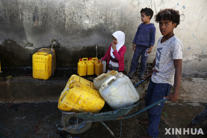 [사나=신화/뉴시스] 28일(현지시간) 예멘 수도 사나에 있는 자선 수도에서 어린이들이 플라스틱 통에 물을 받고 있다. 2021.10.29.