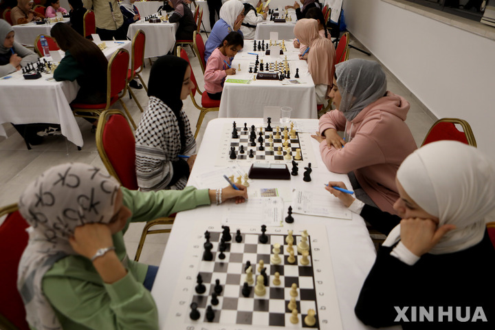 [헤브론=신화/뉴시스] 28일(현지시간) 팔레스타인 요르단강 서안 도시 헤브론에서 팔레스타인 체스연합이 주관한 '팔레스타인 여자 체스 챔피언십 2021'이 열려 참가 여성들이 체스를 두고 있다. 2021.10.29.