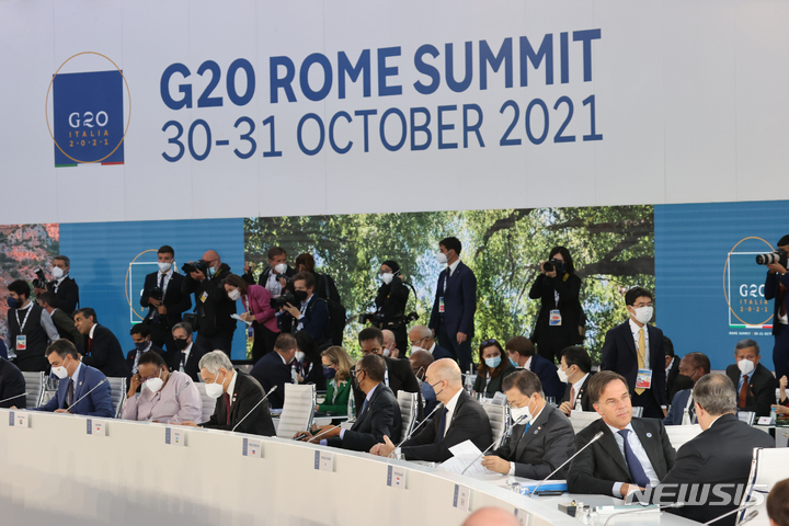 [로마=뉴시스] 김진아 기자 = 문재인 대통령이 30일(현지시간) 이탈리아 로마 누볼라 컨벤션에서 열린 G20 '국제경제 및 보건' 세션에 참석해 회의자료를 살피고 있다. 2021.10.30 bluesoda@newsis.com