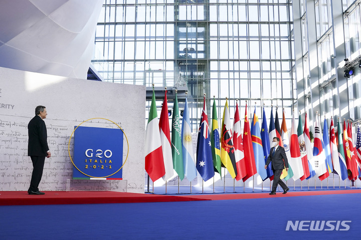 [로마=뉴시스] 김진아 기자 = 문재인 대통령이 30일(현지시간) 이탈리아 로마 누볼라 컨벤션에서 열린 G20 공식 환영식장에 입장하고 있다. 2021.10.30. bluesoda@newsis.com