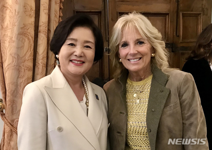 [로마=뉴시스] 김진아 기자 = G20 정상회의 참석차 로마를 방문 중인 문재인 대통령 부인 김정숙 여사가 30일 오전(현지시간) G20 정상 배우자들과의 친교를 위해 방문한 로마 콜로세움에서 브리짓 마크롱 프랑스 대통령 부인과 기념촬영을 하고 있다. (사진=청와대 제공) 2021.10.30. bluesoda@newsis.com