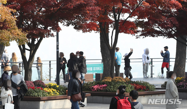 [서울=뉴시스] '위드 코로나(단계적 일상회복)' 시행을 하루 앞둔 지난달 31일 서울 남산에서 시민들이 가을을 만끽하고 있다. (사진= 뉴시스 DB) photo@newsis.com
