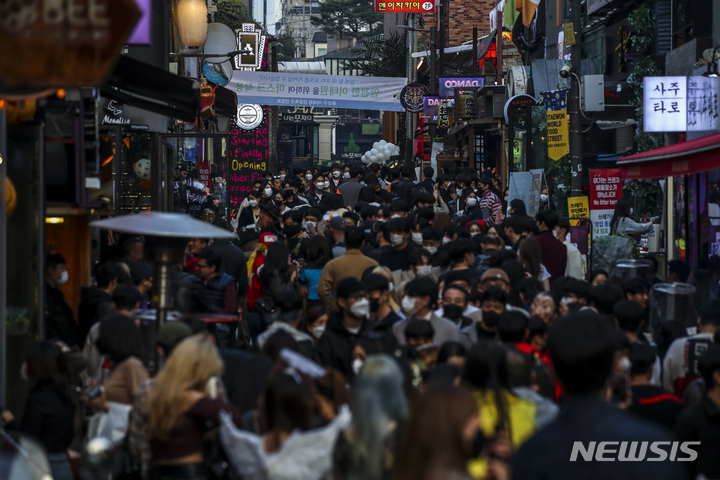 [서울=뉴시스] 핼러윈 데이인 지난 2021년 10월31일 오후 서울 용산구 이태원 세계음식거리가 시민들로 북적이고 있다.(사진=뉴시스 DB) 2021.10.31. photo@newsis.com