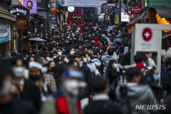 [서울=뉴시스] 정병혁 기자 = 핼러윈 데이인 31일 오후 서울 용산구 이태원 세계음식거리가 시민들로 북적이고 있다. 2021.10.31. jhope@newsis.com