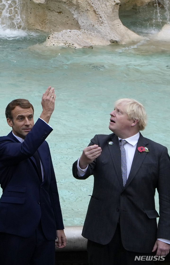 [로마(이탈리아)=AP/뉴시스] 에마뉘엘 마크롱 프랑스 대통령과(왼쪽) 보리스 존슨 영국 총리가 지난 10월31일(현지시간) 주요 20개국(G20) 정상회의가 열린 이탈리아 로마에서 기념촬영 하고 있는 모습. 2021.12.09.