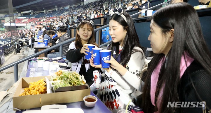 [서울=뉴시스] 김선웅 기자 = 단계적 일상회복 1단계가 시작된 1일 오후 서울 송파구 잠실야구장에서 열린 2021 KBO 포스트시즌 와일드카드 결정 1차전 키움 히어로즈와 두산 베어스의 경기, 관중들이 치맥을 하며 경기를 관람하고 있다. 2021.11.01. mangusta@newsis.com