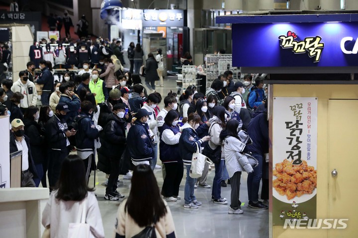 [서울=뉴시스] 김선웅 기자 = 단계적 일상회복 1단계가 시작된 1일 오후 서울 송파구 잠실야구장에서 열린 2021 KBO 포스트시즌 와일드카드 결정 1차전 키움 히어로즈와 두산 베어스의 경기, 관중들이 치킨과 맥주를 구매하고 있다. 2021.11.01. mangusta@newsis.com