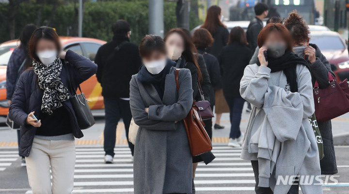 [서울=뉴시스] 권창회 기자 = 쌀쌀한 가을 날씨를 보이는 지난 2일 오전 서울 종로구 광화문 네거리에서 직장인들이 겉옷을 걸치고 출근하고 있다. 2021.11.02. kch0523@newsis.com