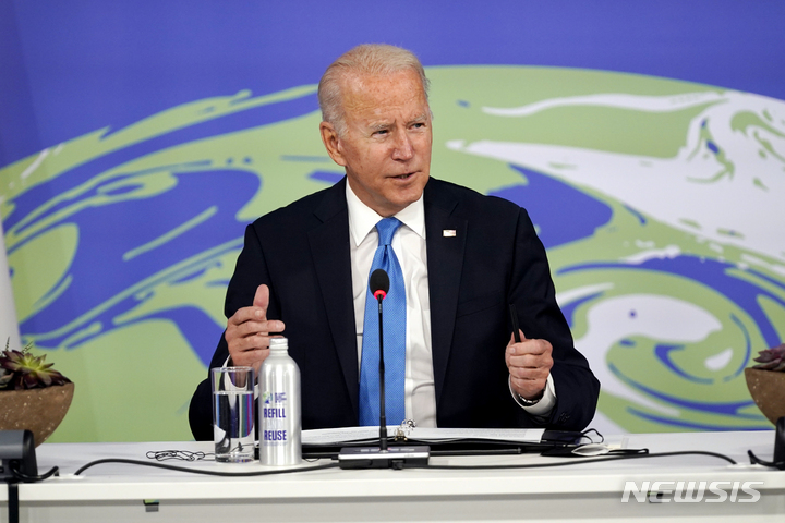 [글래스고=AP/뉴시스]조 바이든 미국 대통령이 2일(현지시간) COP26에서 '더나은세상'을 주제로 한 회의를 주도하고 있다. 2021.11.2.