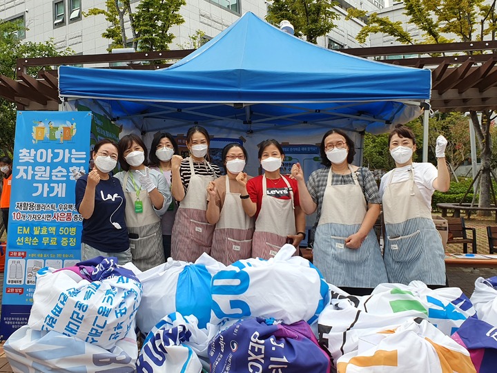 [부산=뉴시스] 부산의 전시·컨벤션센터인 '벡스코'는 최근 제로 웨이스트 실천을 위해 '찾아가는 자원순환가게' 활동에 동참했다고 3일 밝혔다. (사진=벡스코 제공) *재판매 및 DB 금지