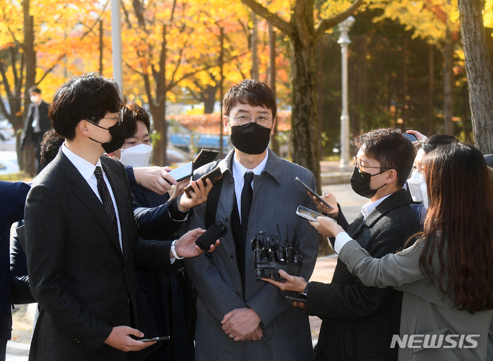 [과천=뉴시스] 권창회 기자 = 윤석열 전 검찰총장 재직 시절 불거진 ‘고발사주’ 의혹의 또 다른 핵심 인물 김웅 국민의힘 의원이 3일 오전 경기 과천시 고위공직자범죄수사처에서 조사를 받기위해 출석하며 취재진의 질문에 답변하고 있다.(공동취재사진) 2021.11.03. photo@newsis.com