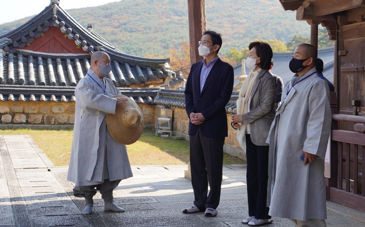 [서울=뉴시스] 이재용 삼성전자 부회장과 모친 홍라희 전 리움미술관장이 지난 2일 경남 양산 통도사를 방문해 사찰을 둘러보고 있다. (사진=통도사 제공) 2021.11.03. photo@newsis.com *재판매 및 DB 금지